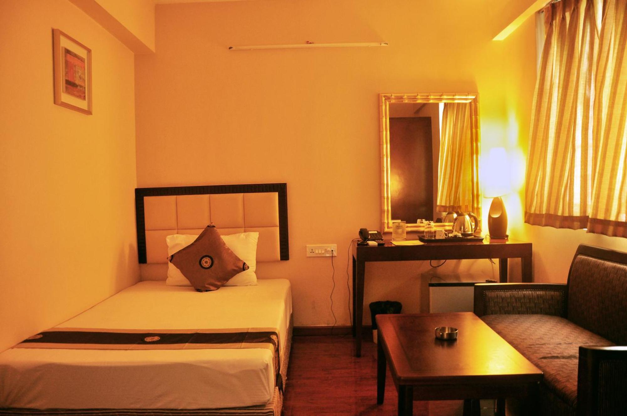 Astoria Hotel Колката Екстериор снимка