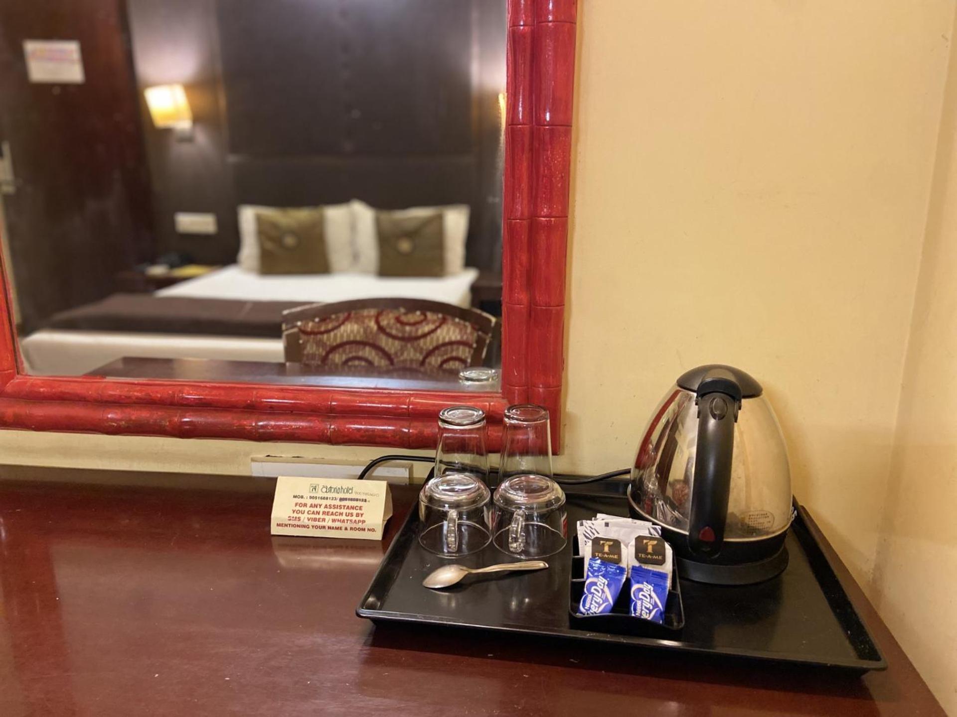 Astoria Hotel Колката Екстериор снимка