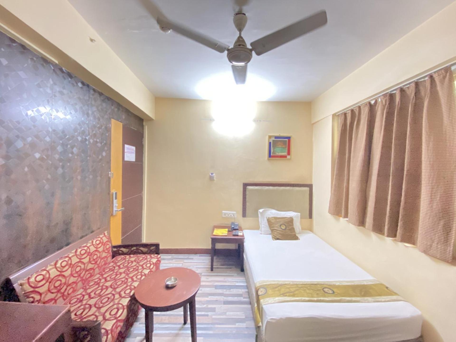 Astoria Hotel Колката Екстериор снимка