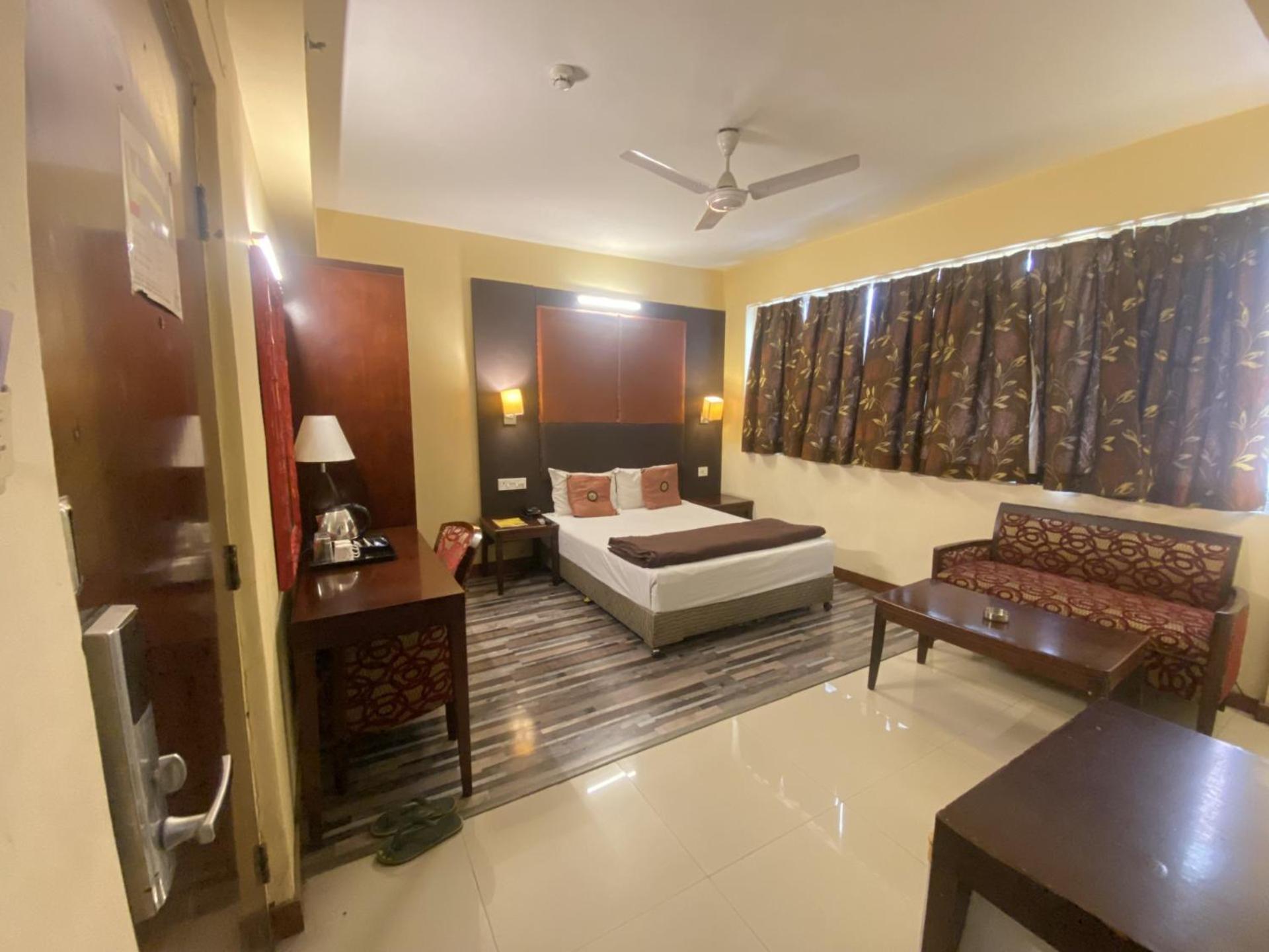 Astoria Hotel Колката Екстериор снимка