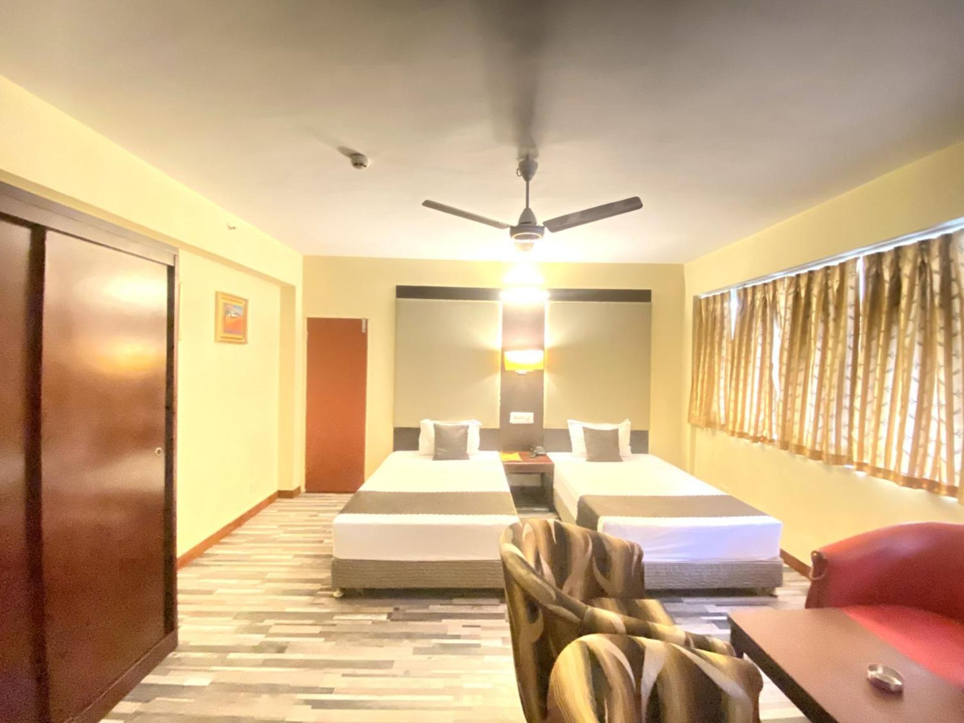 Astoria Hotel Колката Екстериор снимка