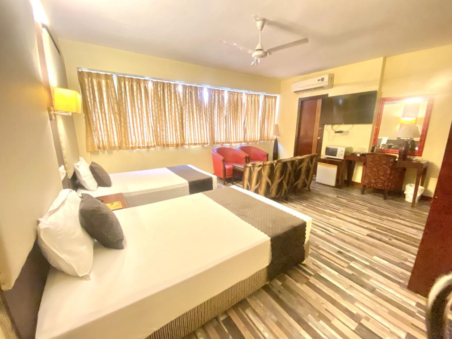 Astoria Hotel Колката Екстериор снимка