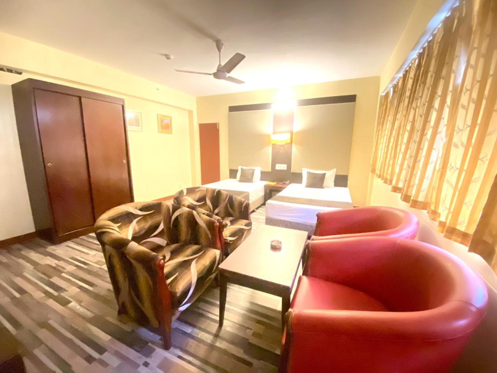 Astoria Hotel Колката Екстериор снимка