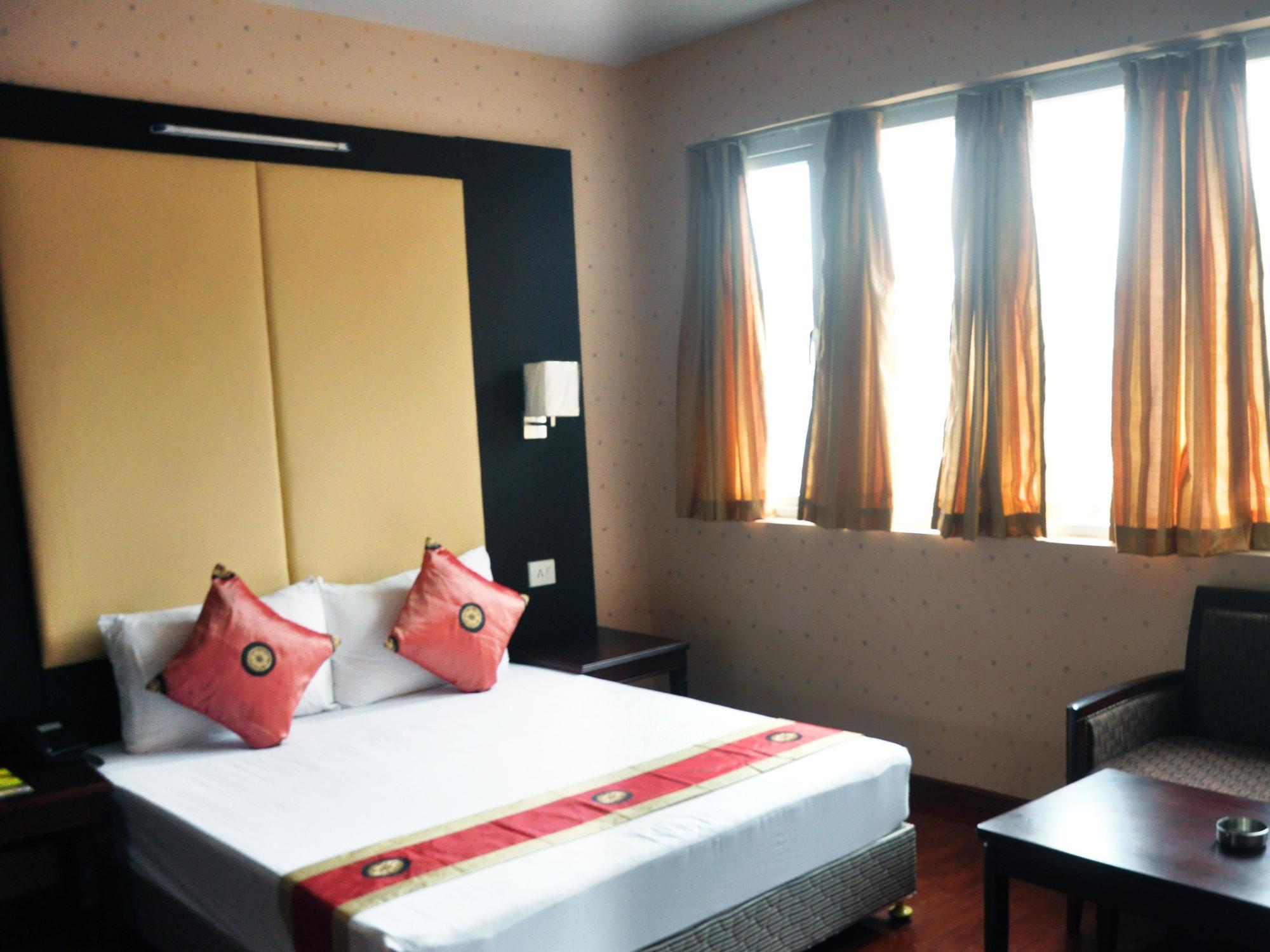 Astoria Hotel Колката Екстериор снимка