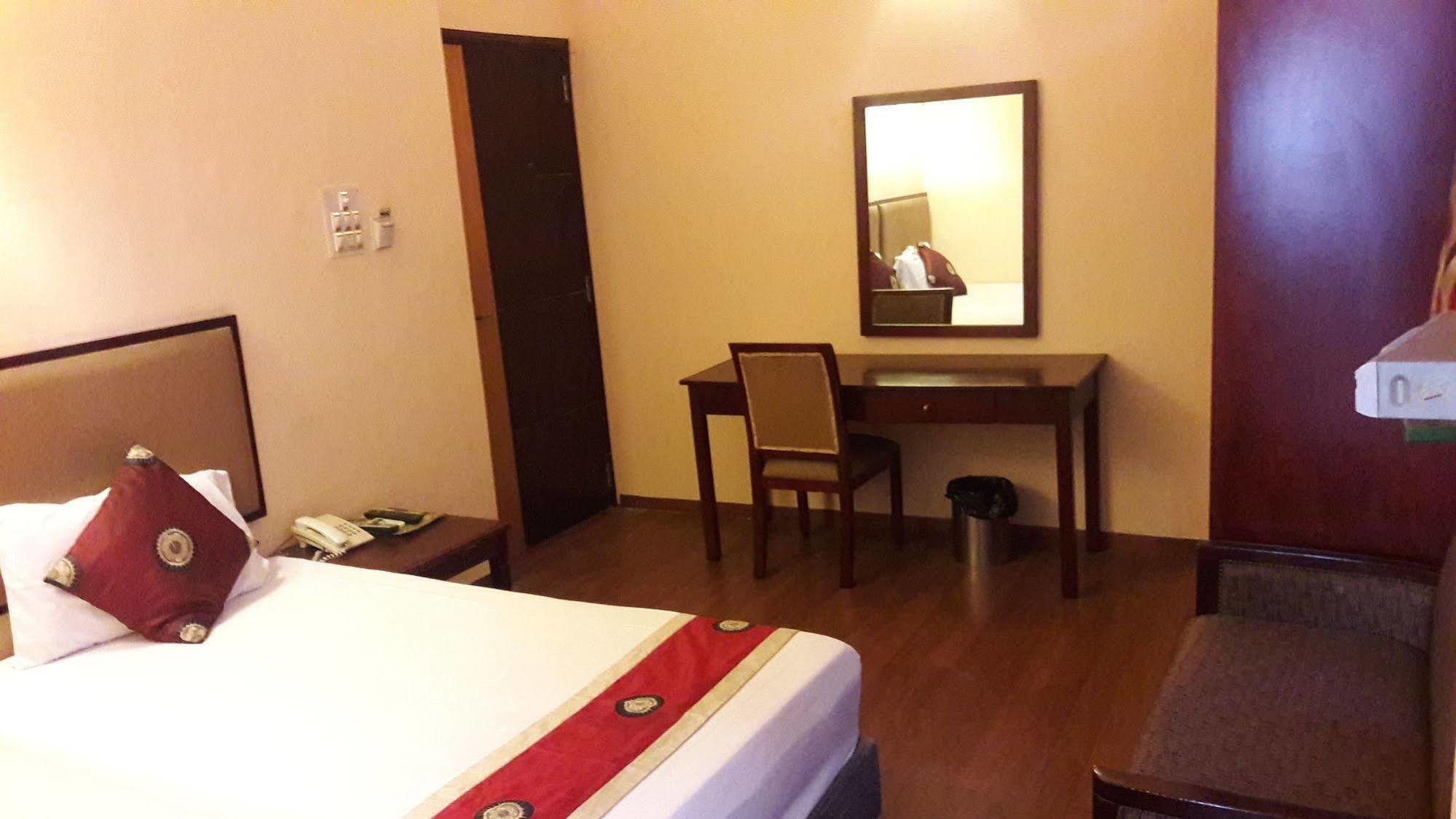 Astoria Hotel Колката Екстериор снимка
