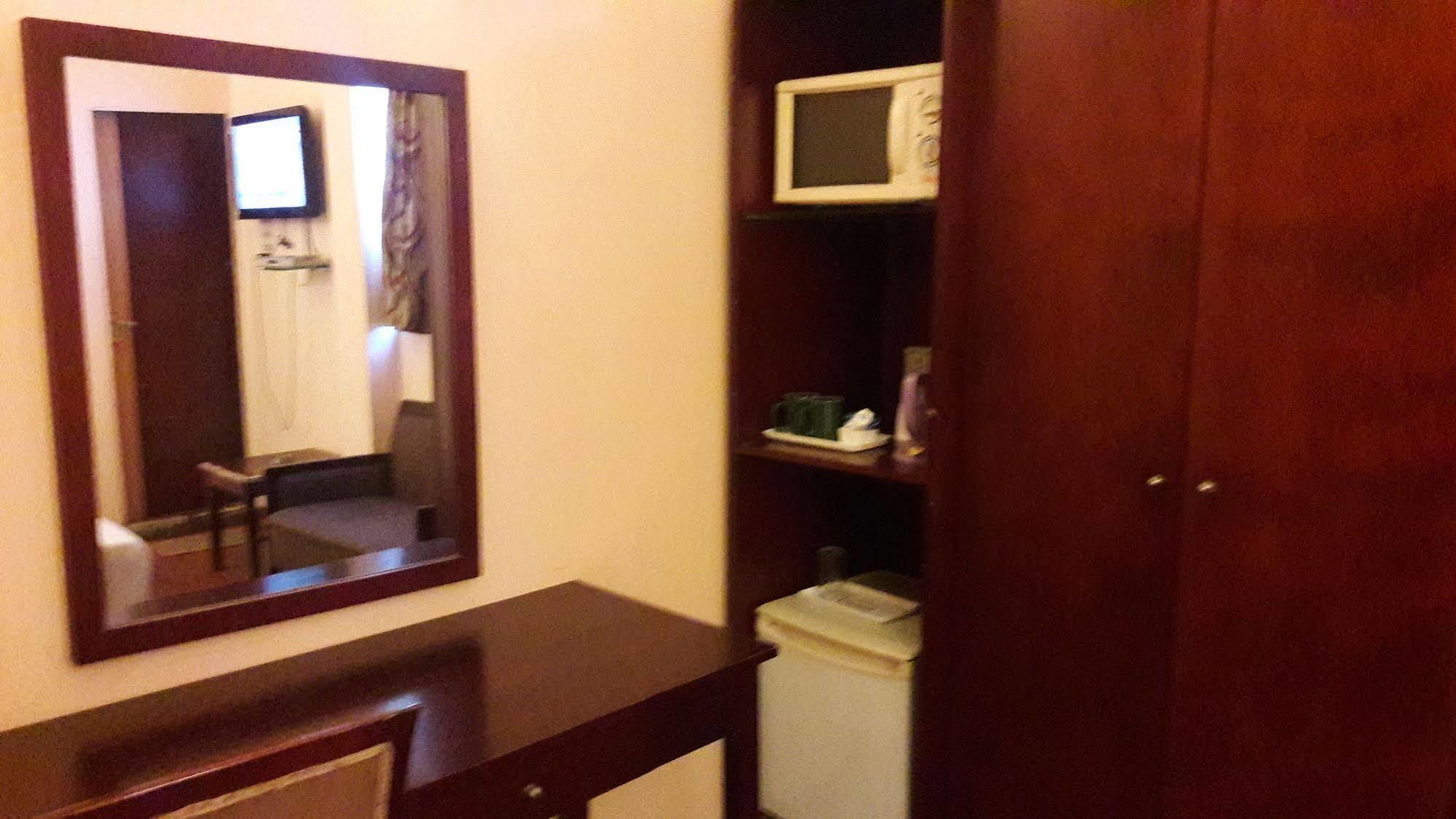 Astoria Hotel Колката Екстериор снимка