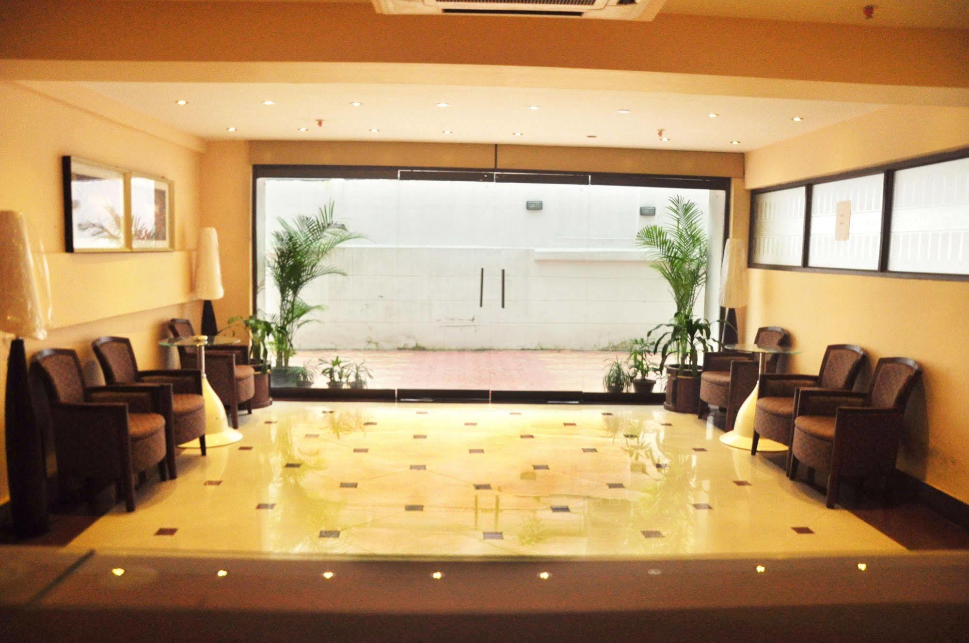 Astoria Hotel Колката Екстериор снимка