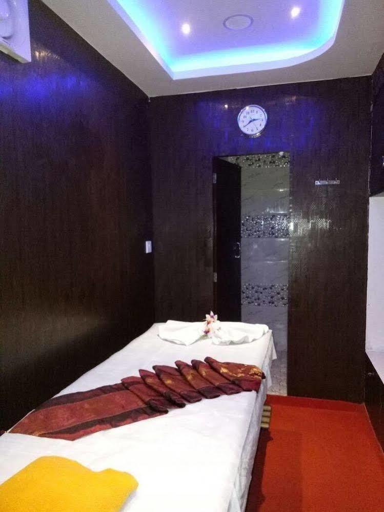 Astoria Hotel Колката Екстериор снимка