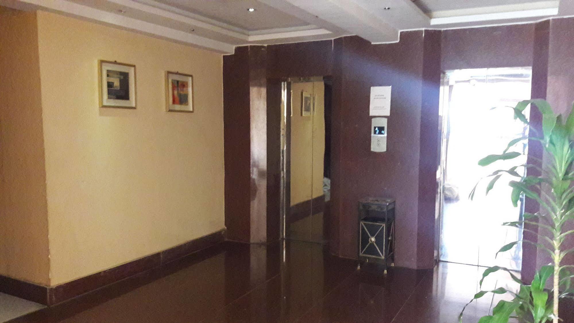 Astoria Hotel Колката Екстериор снимка